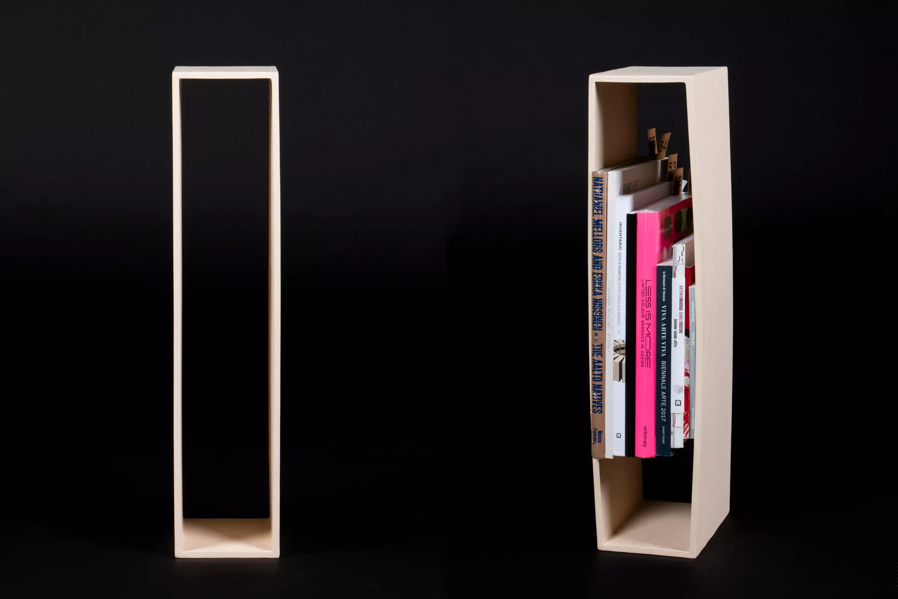 Two images of a bookshelf that holds books by pressure from both sides so that they are suspended.